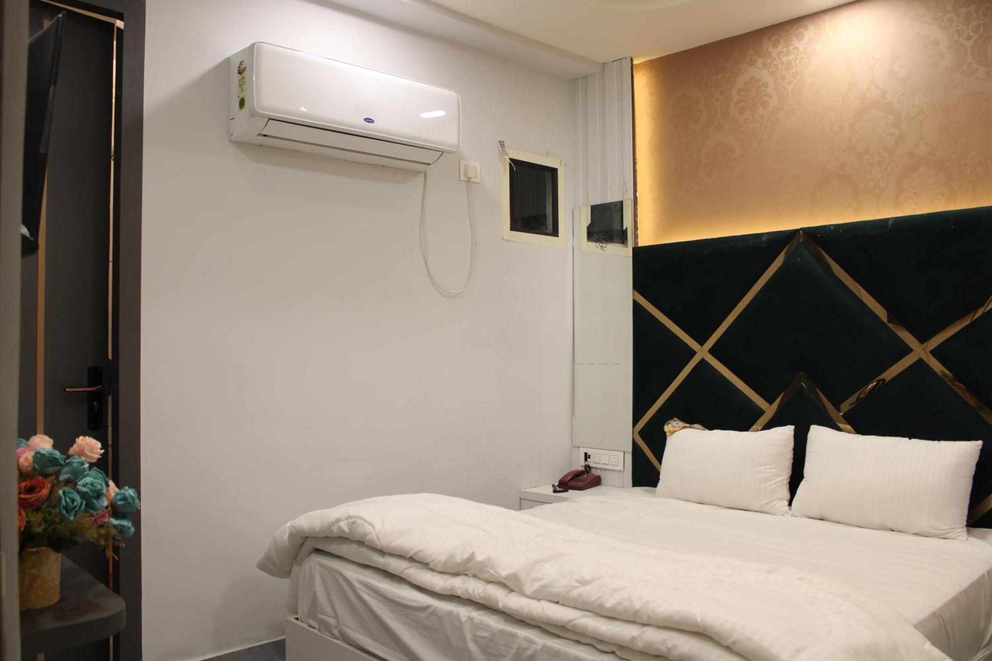 Hotel Gold Stone Канпур Экстерьер фото