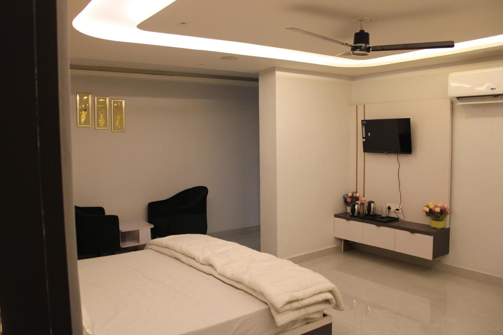 Hotel Gold Stone Канпур Экстерьер фото